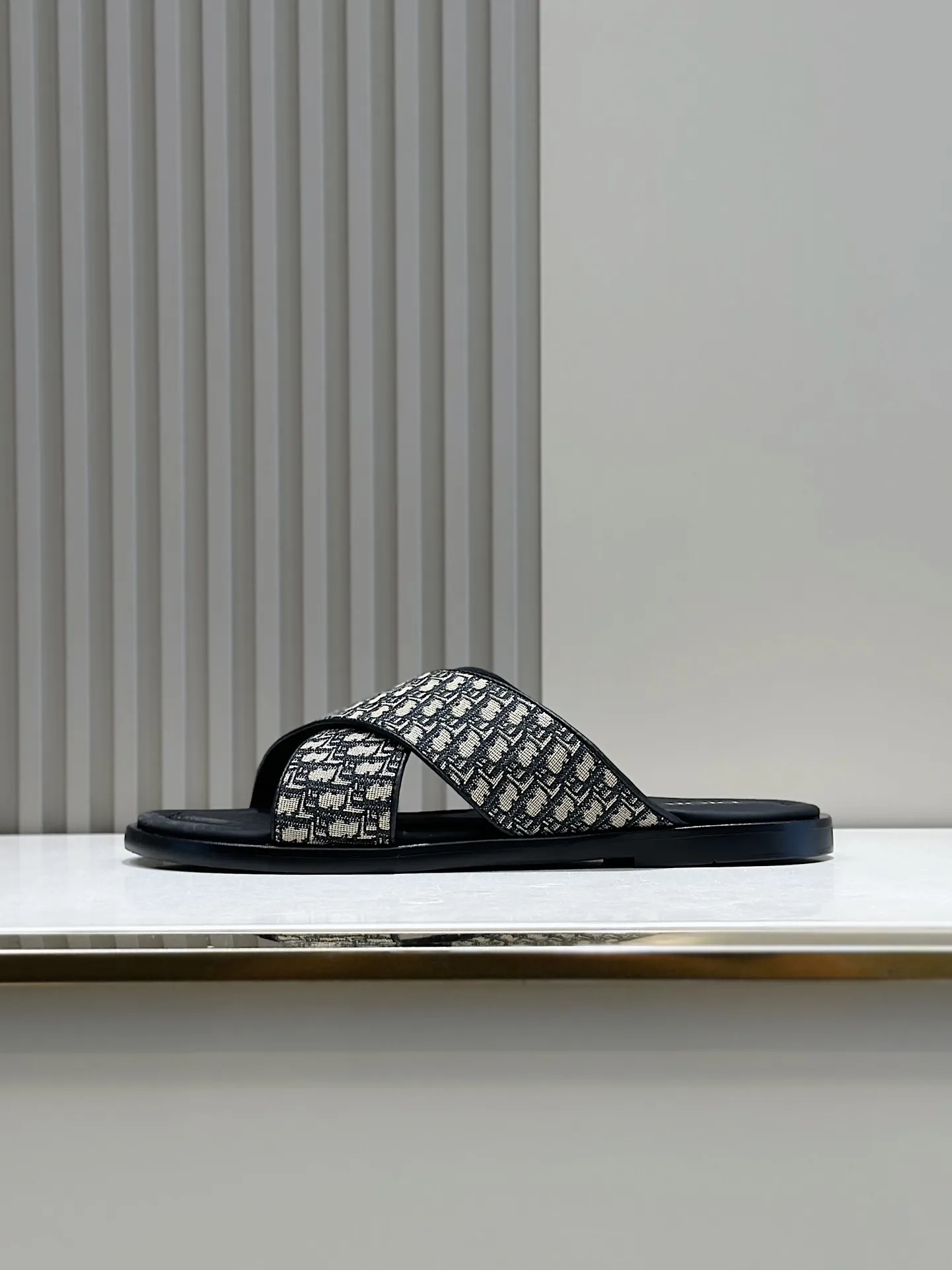 P320【DIOR】💰Size39-44 (38.45 custom-made) 2024ss Dior’s latest men’s slippers are a must-have. Dior Alias ​​Men's Genuine Leather Slippers This summer new Alias ​​sandal embodies a casual and elegant style. Carefully crafted from grained cow leather and Oblique printed fabric, with cowhide lining! Cross-strap design with metal-clad brass CD Diamond logo. The imported cowhide leather and rubber sole adds sophistication and comfort, while Oblique print-effect anti-slip panels add style.